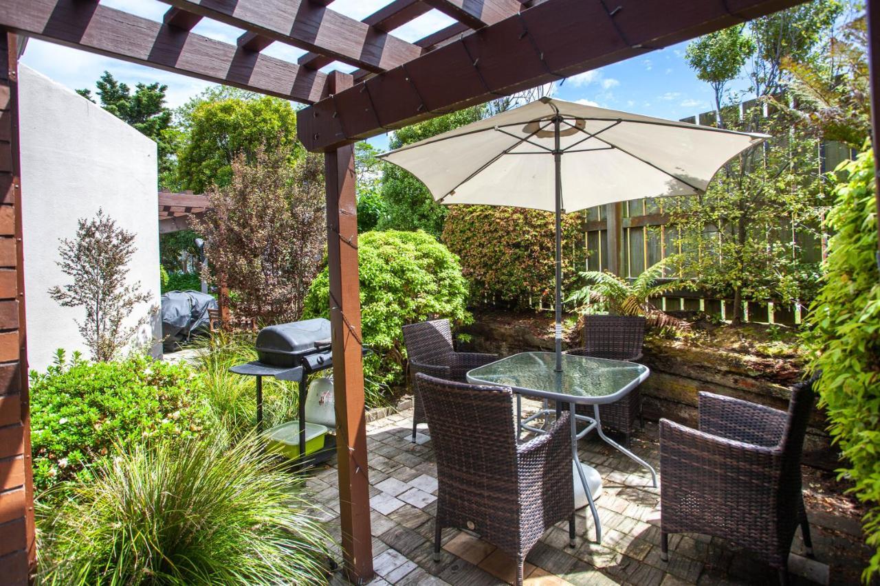 Cascades Lakefront Motel Lago Lago Taupo Esterno foto A patio with a pergola