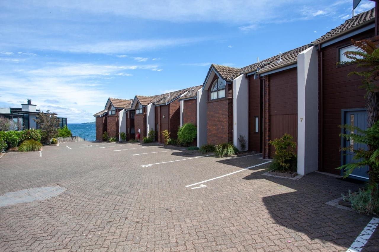 Cascades Lakefront Motel Lago Lago Taupo Esterno foto Modern apartments in the village