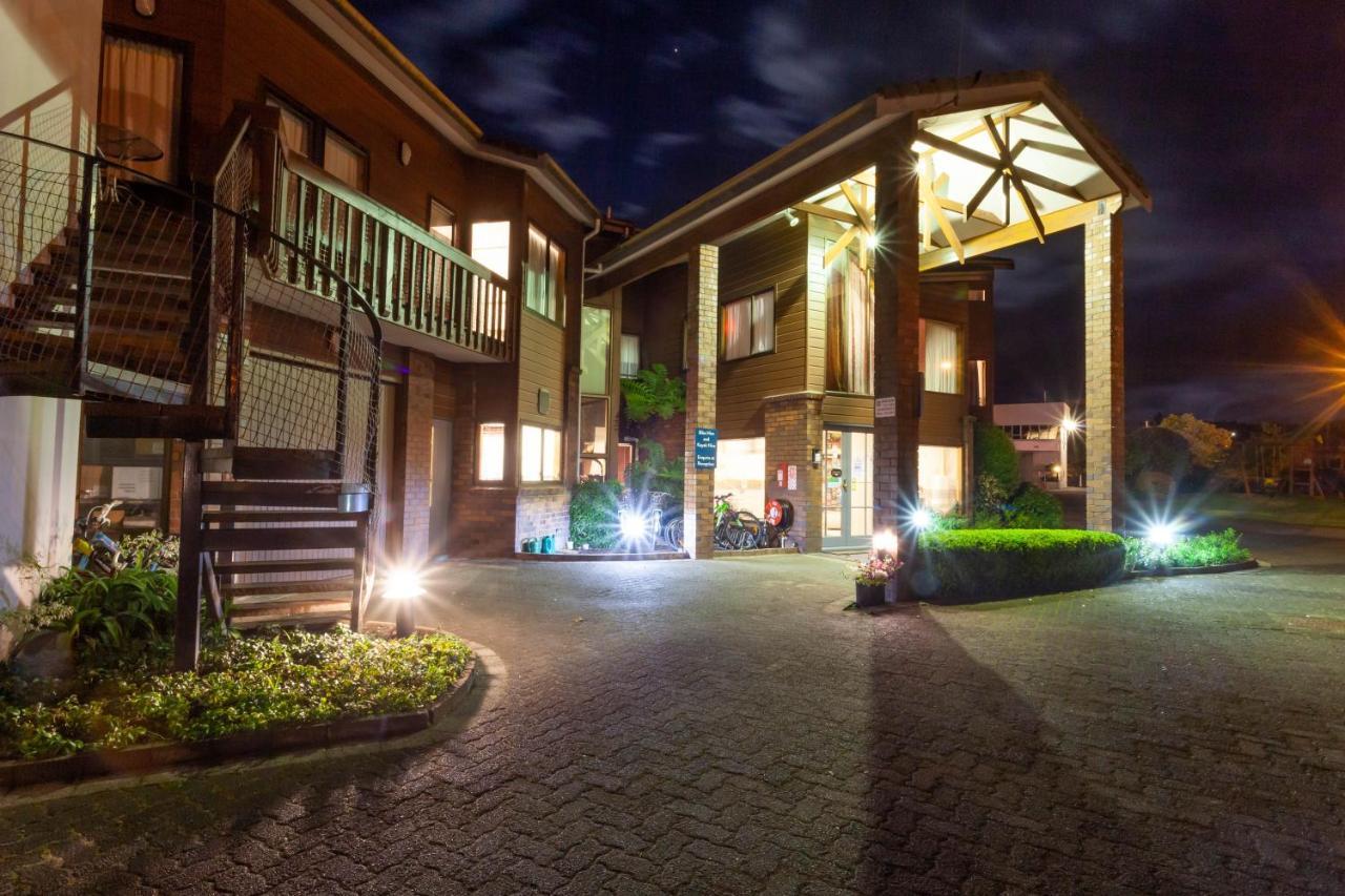 Cascades Lakefront Motel Lago Lago Taupo Esterno foto The entrance of the hotel