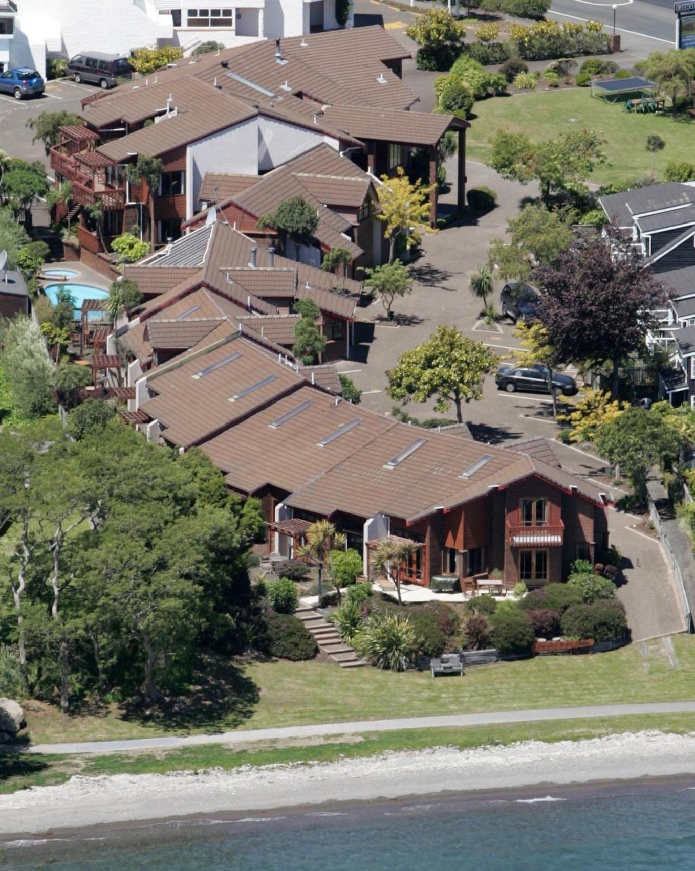 Cascades Lakefront Motel Lago Lago Taupo Esterno foto The house from the air