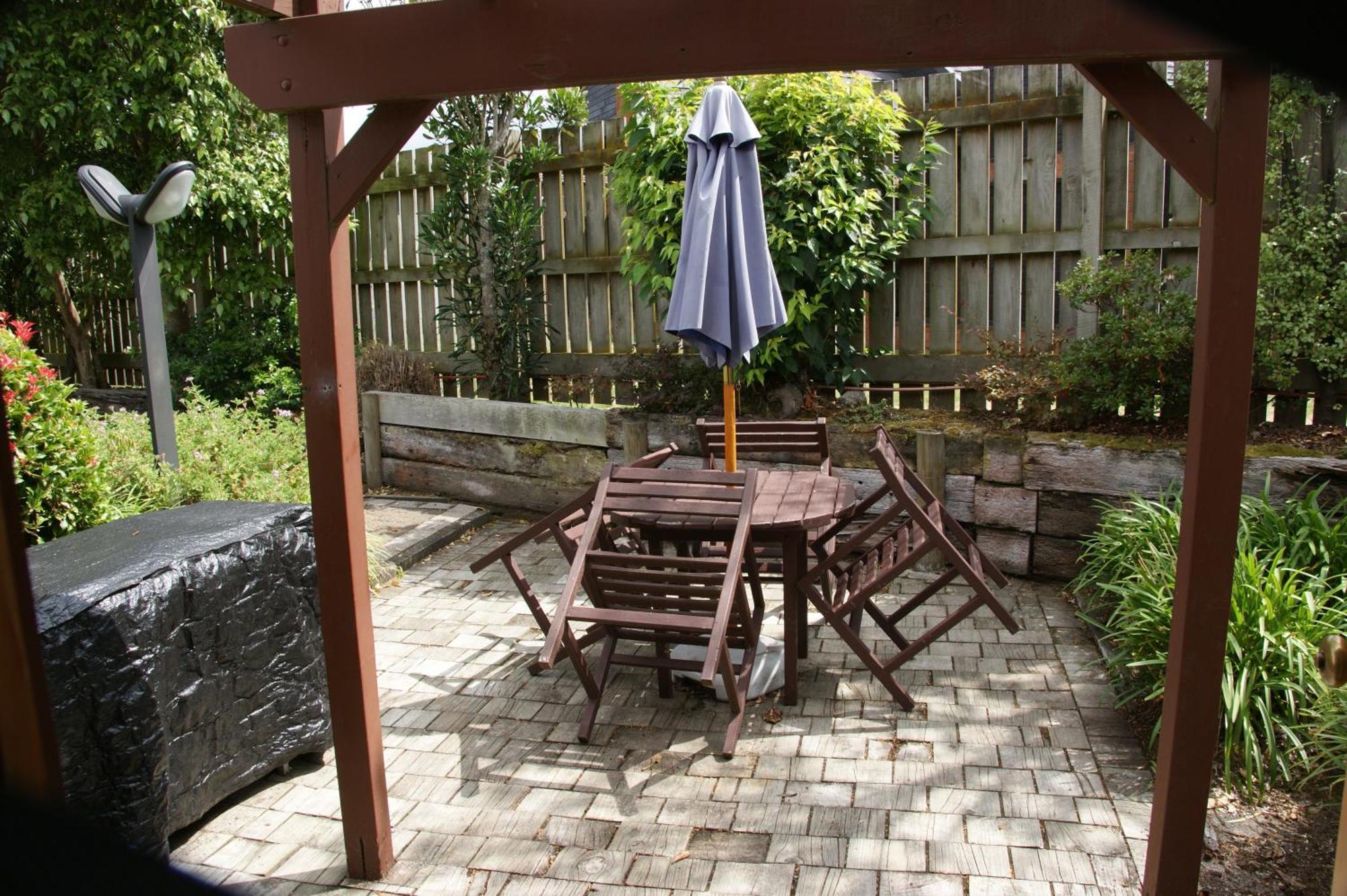 Cascades Lakefront Motel Lago Lago Taupo Camera foto A backyard patio