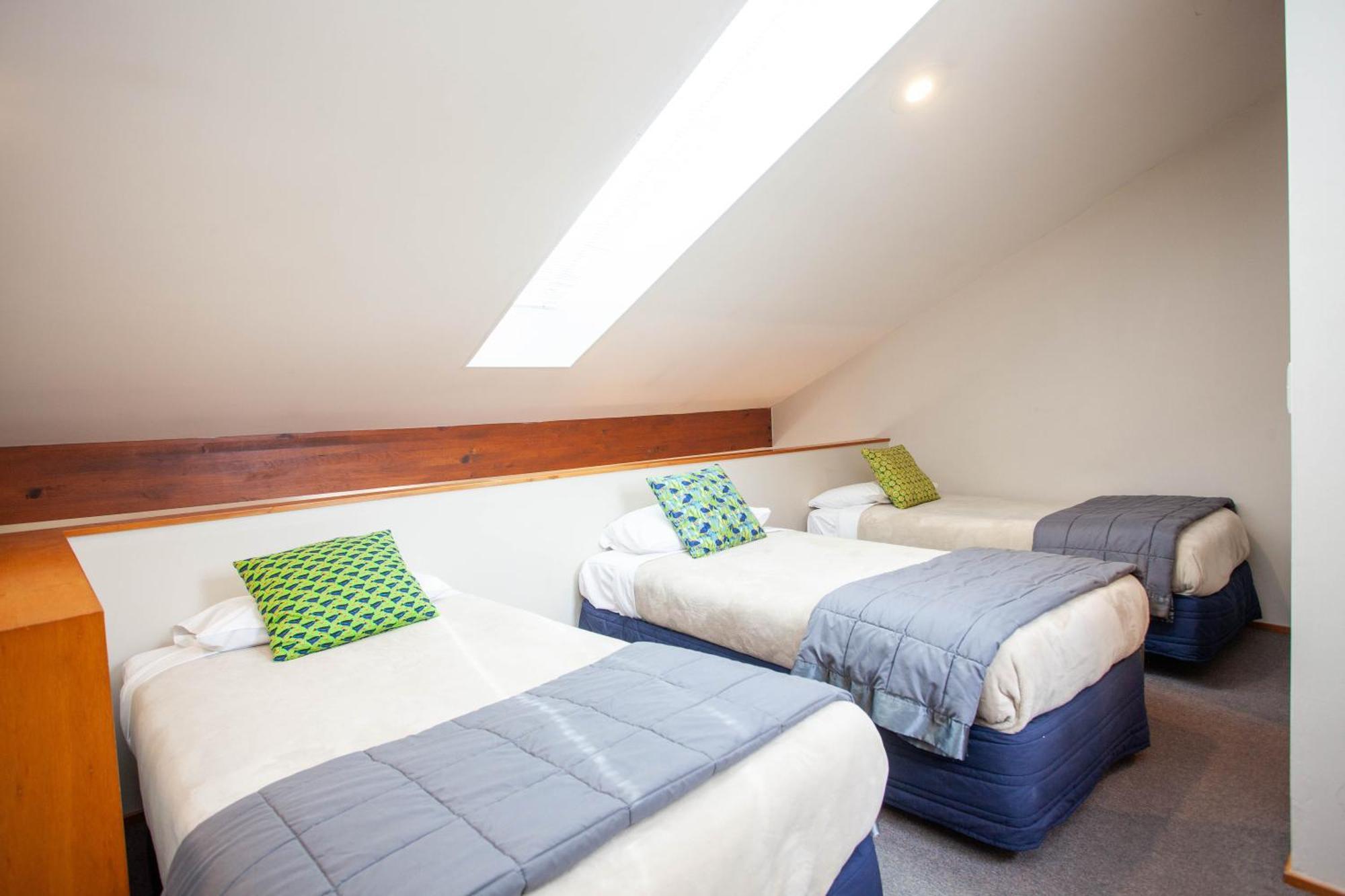 Cascades Lakefront Motel Lago Lago Taupo Camera foto A typical bedroom in the Village