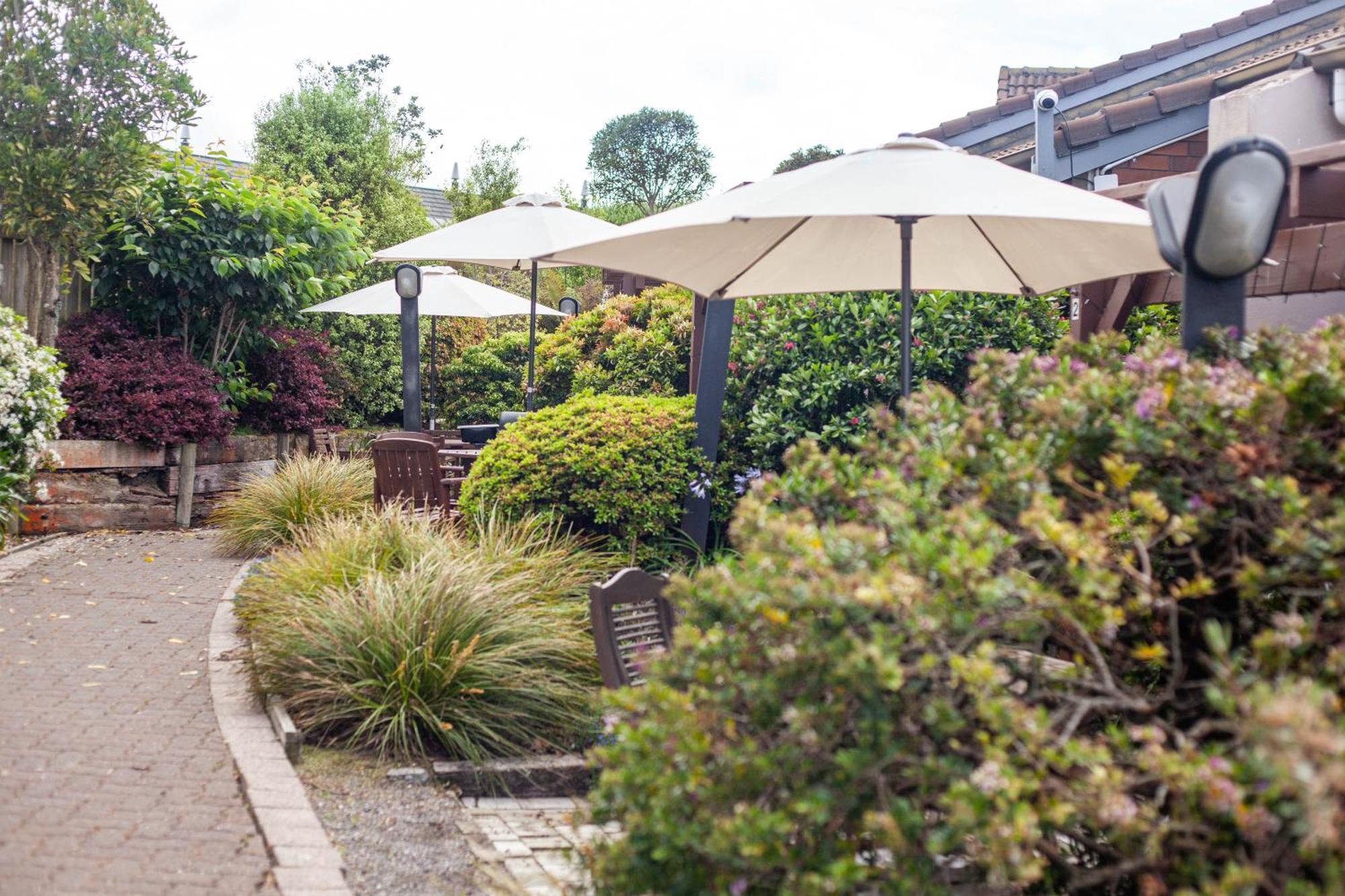 Cascades Lakefront Motel Lago Lago Taupo Camera foto The garden at The Old Red Lion