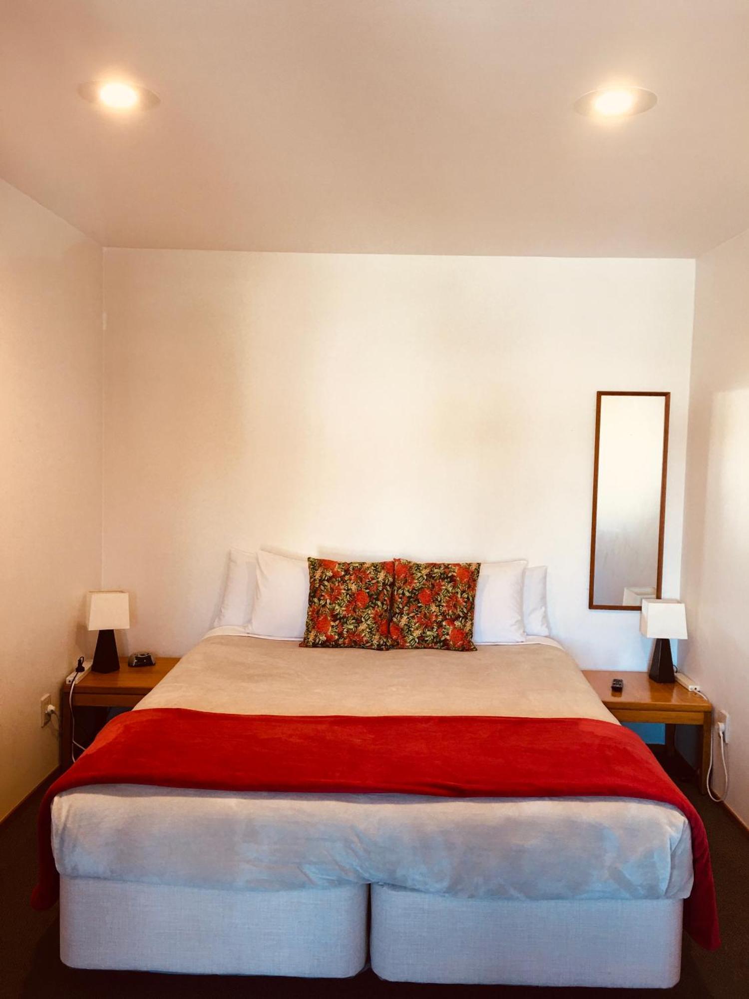 Cascades Lakefront Motel Lago Lago Taupo Esterno foto A bedroom at the hotel
