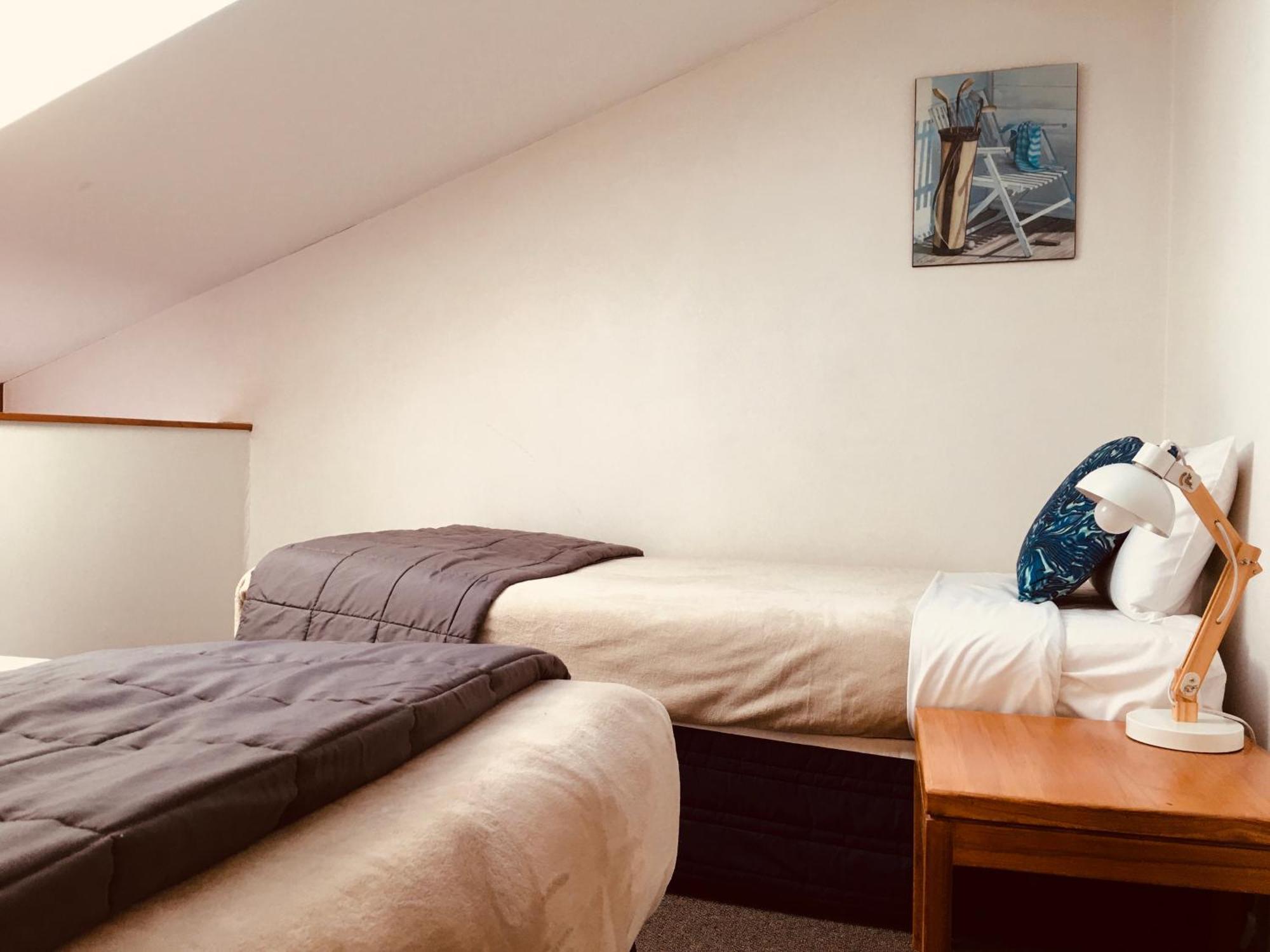 Cascades Lakefront Motel Lago Lago Taupo Esterno foto A bedroom at the hotel