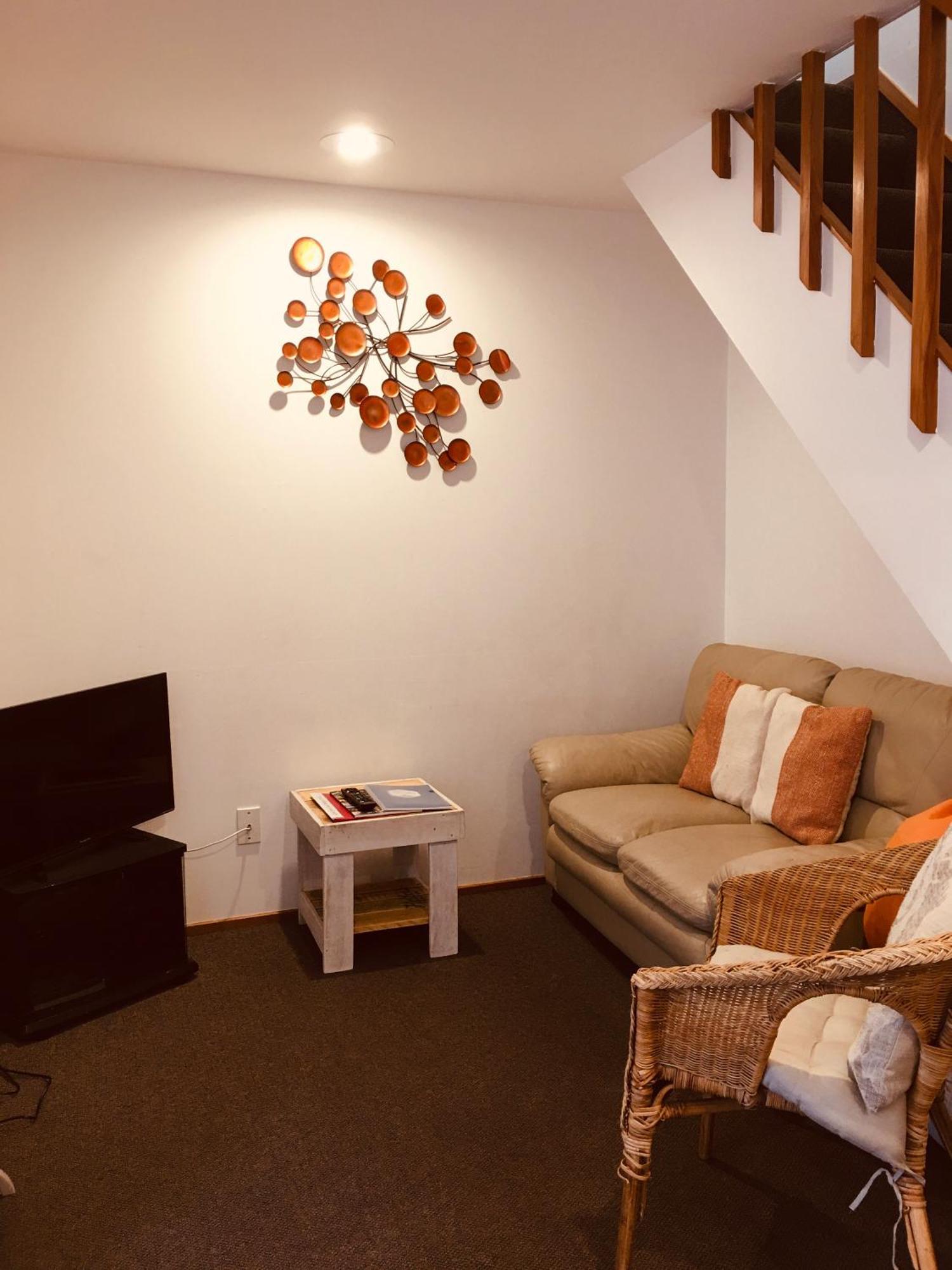 Cascades Lakefront Motel Lago Lago Taupo Esterno foto A living room