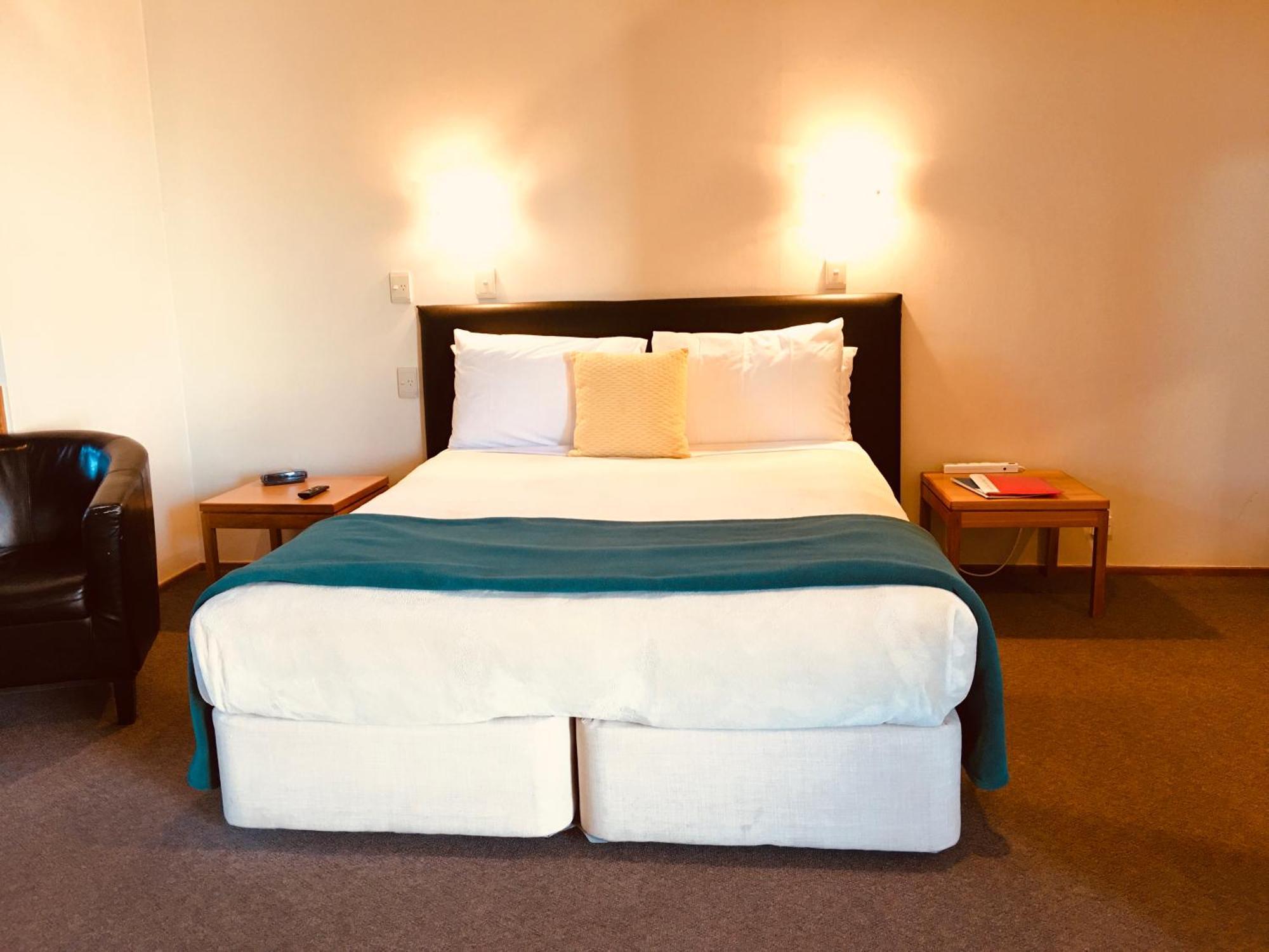 Cascades Lakefront Motel Lago Lago Taupo Esterno foto A bed in a hotel room