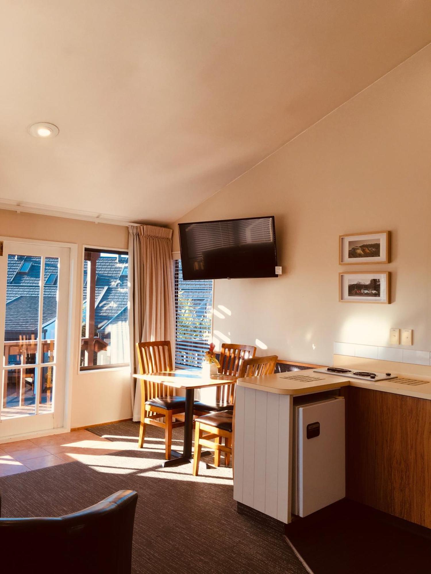 Cascades Lakefront Motel Lago Lago Taupo Esterno foto A television in a motel room