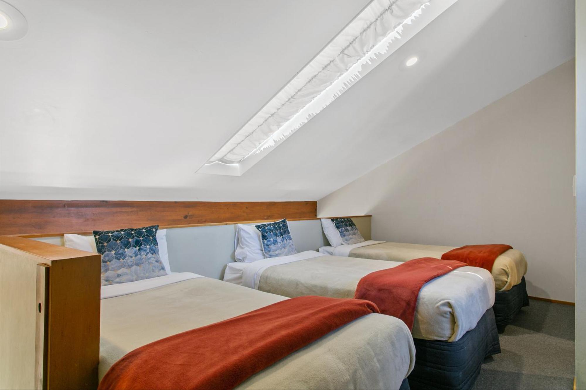 Cascades Lakefront Motel Lago Lago Taupo Esterno foto Skylight in a hotel room