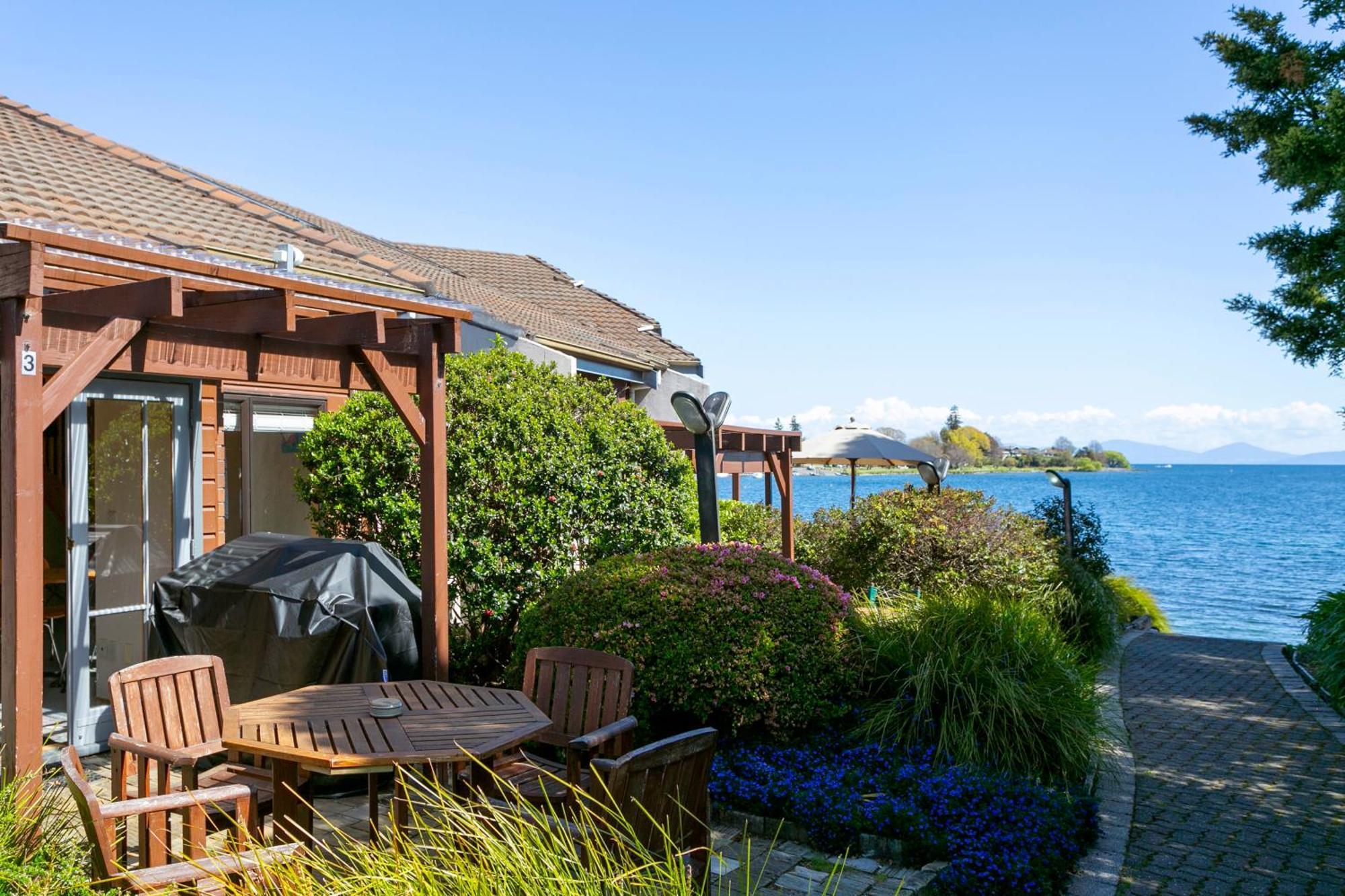 Cascades Lakefront Motel Lago Lago Taupo Esterno foto A view of Lake Taupo from the resort
