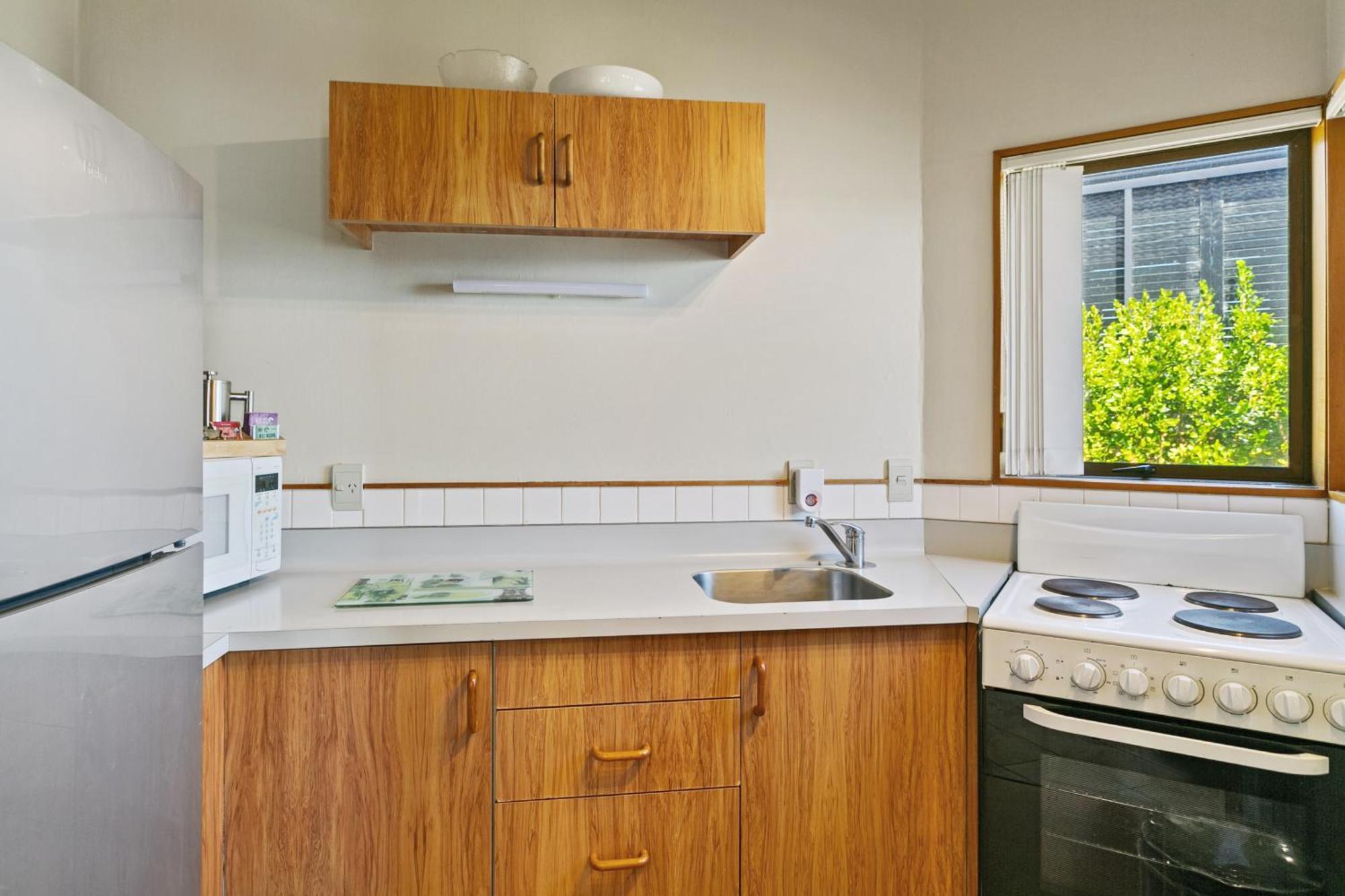 Cascades Lakefront Motel Lago Lago Taupo Esterno foto A kitchen in a student flat