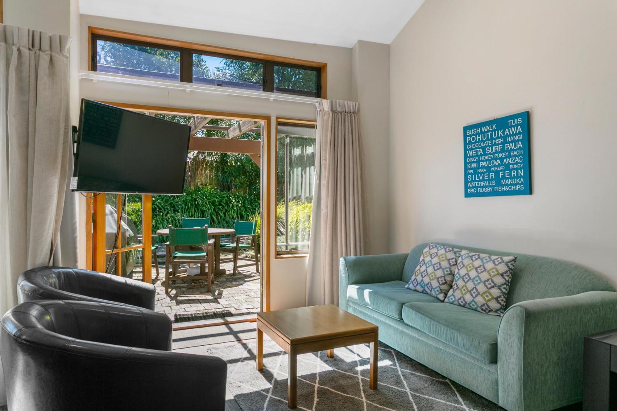 Cascades Lakefront Motel Lago Lago Taupo Esterno foto Living room at the Lodge