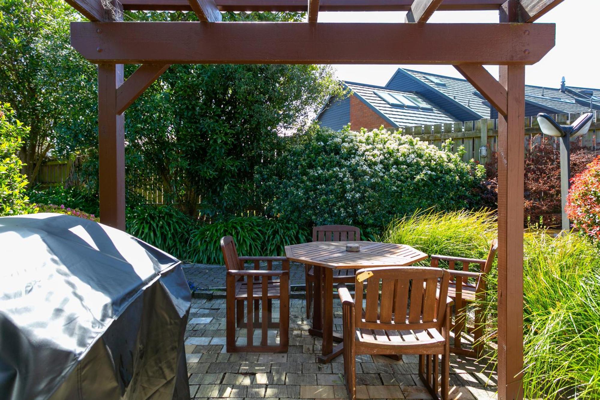Cascades Lakefront Motel Lago Lago Taupo Esterno foto A pergola in a backyard