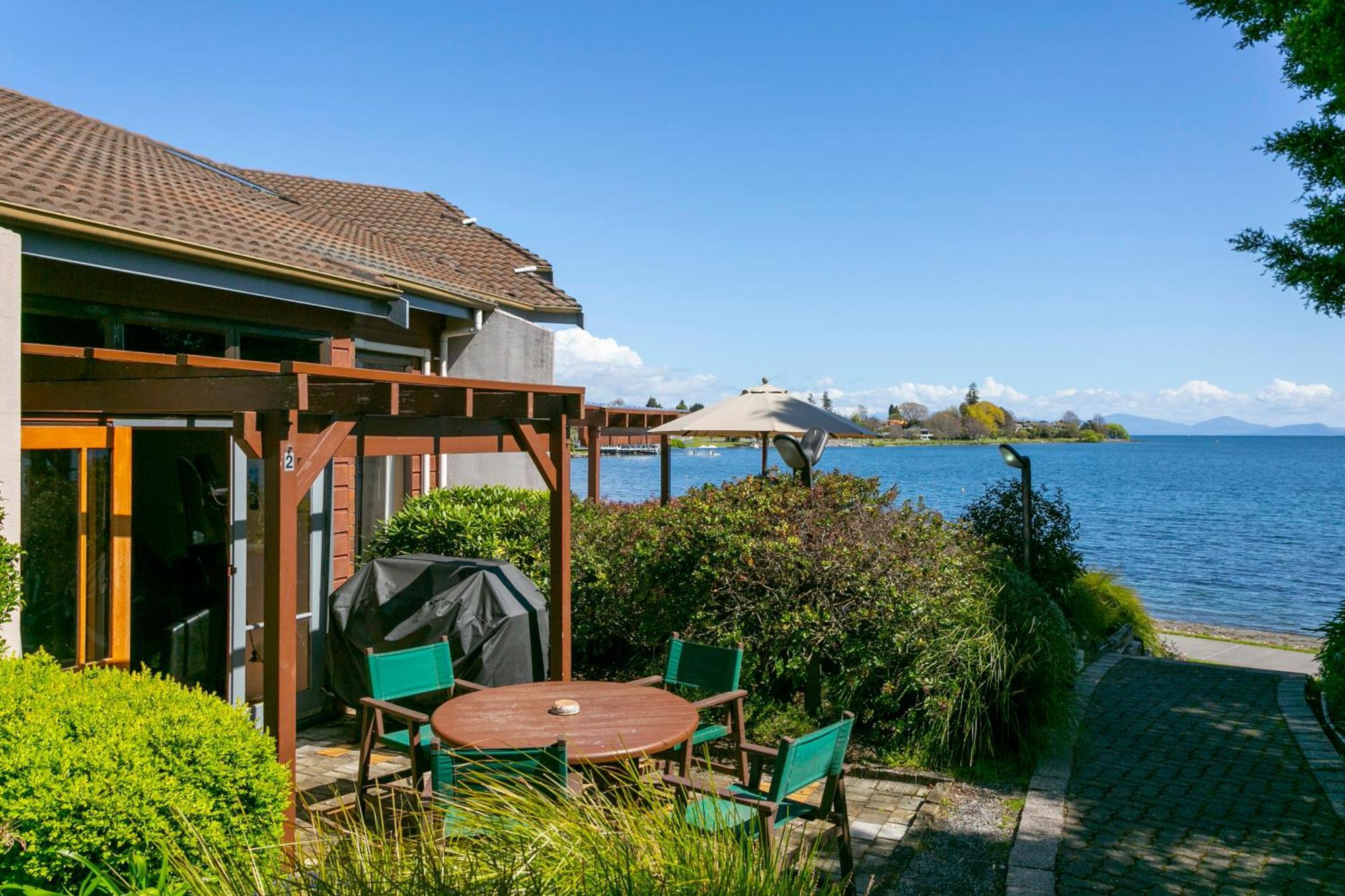 Cascades Lakefront Motel Lago Lago Taupo Esterno foto A view of Lake Taupo from the hotel