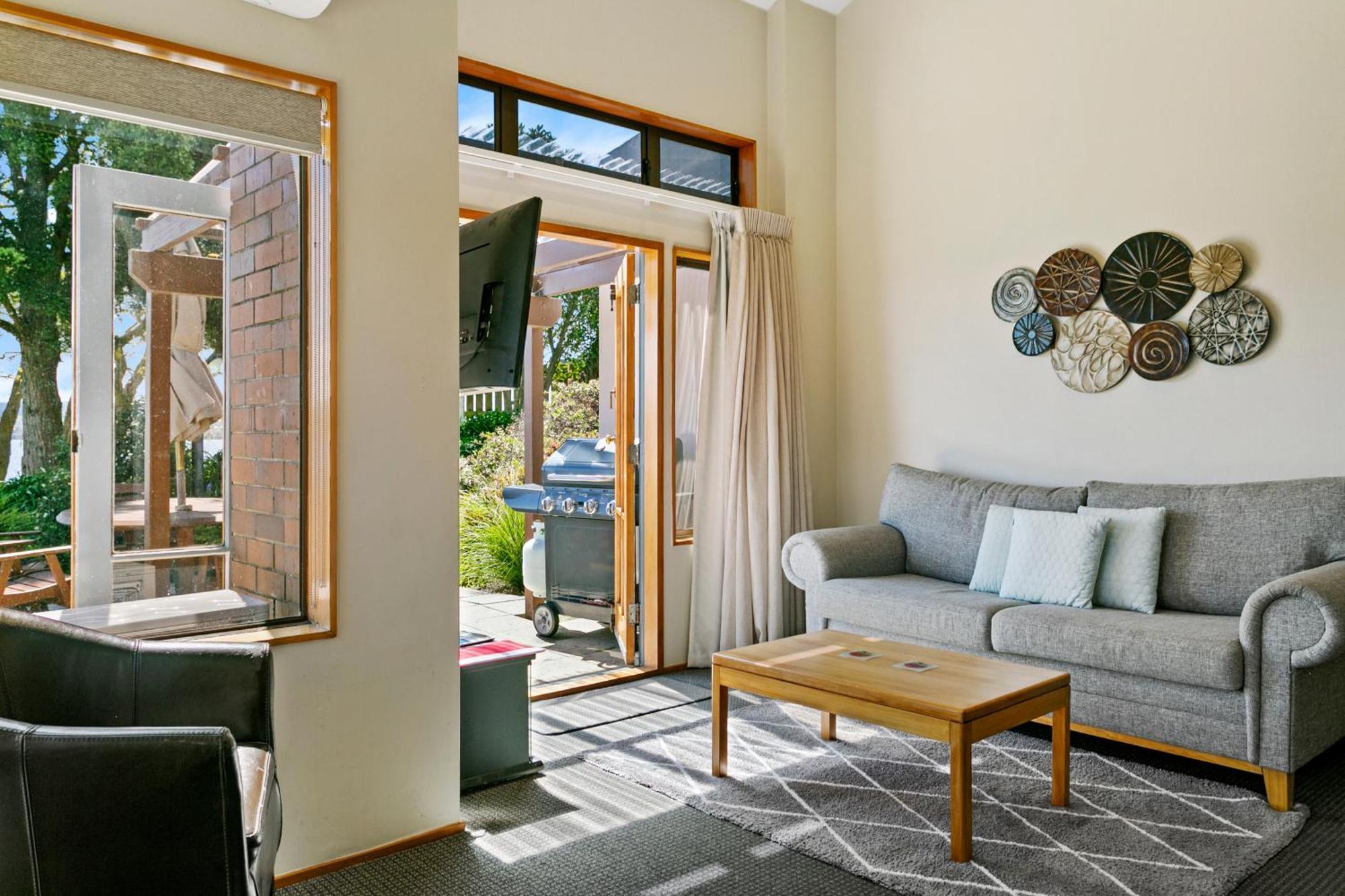 Cascades Lakefront Motel Lago Lago Taupo Esterno foto A living room in a typical apartment at the hotel