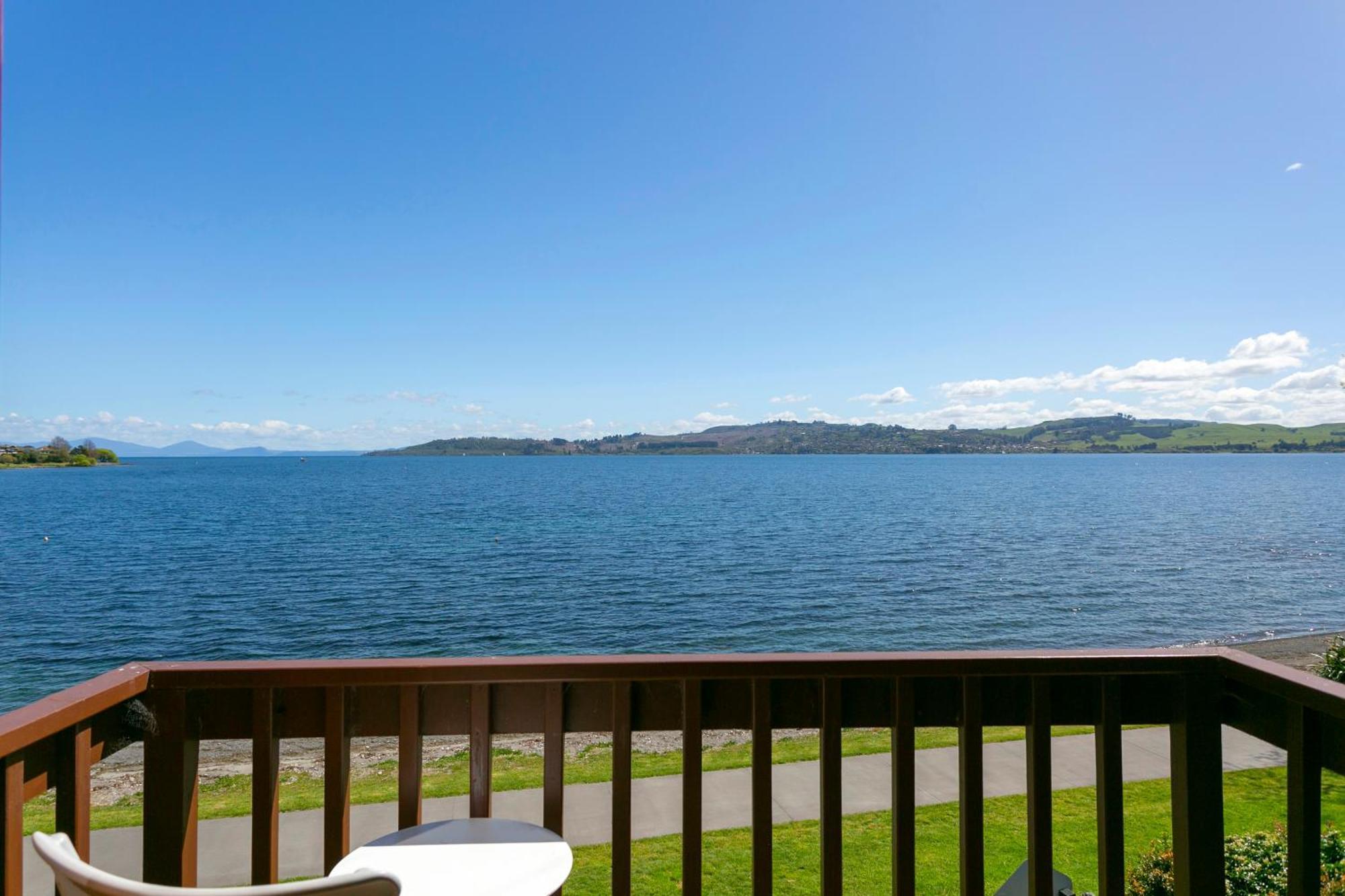 Cascades Lakefront Motel Lago Lago Taupo Esterno foto View of the bay from the hotel