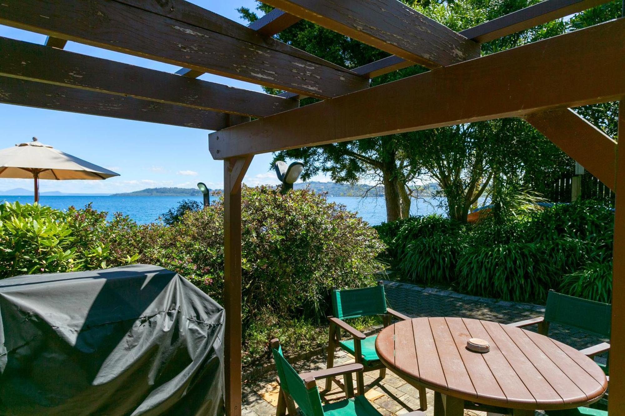 Cascades Lakefront Motel Lago Lago Taupo Esterno foto The view from the deck of the house