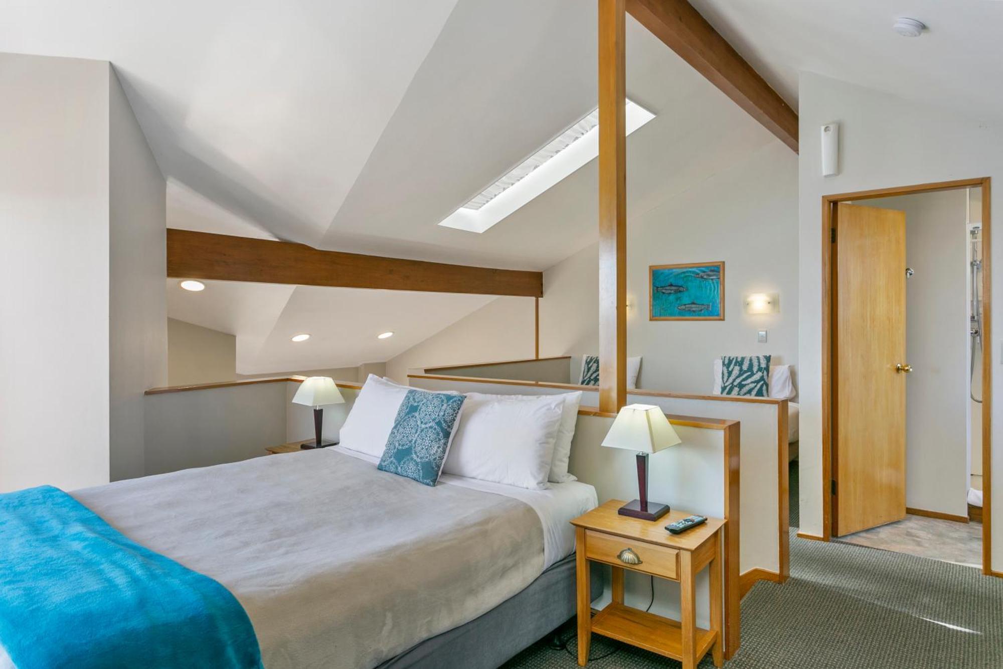 Cascades Lakefront Motel Lago Lago Taupo Esterno foto A bedroom at the hotel