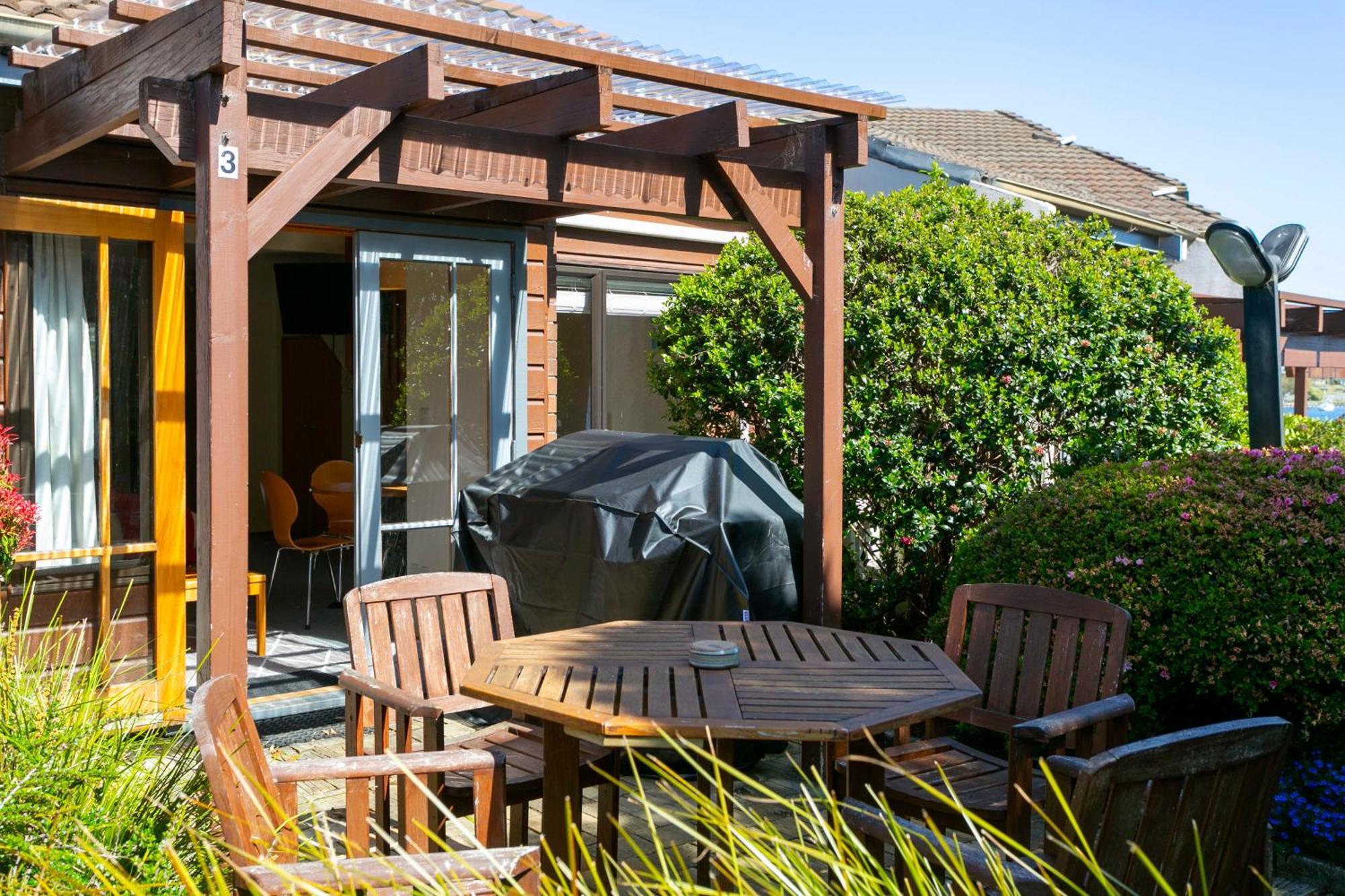 Cascades Lakefront Motel Lago Lago Taupo Esterno foto A pergola in a garden