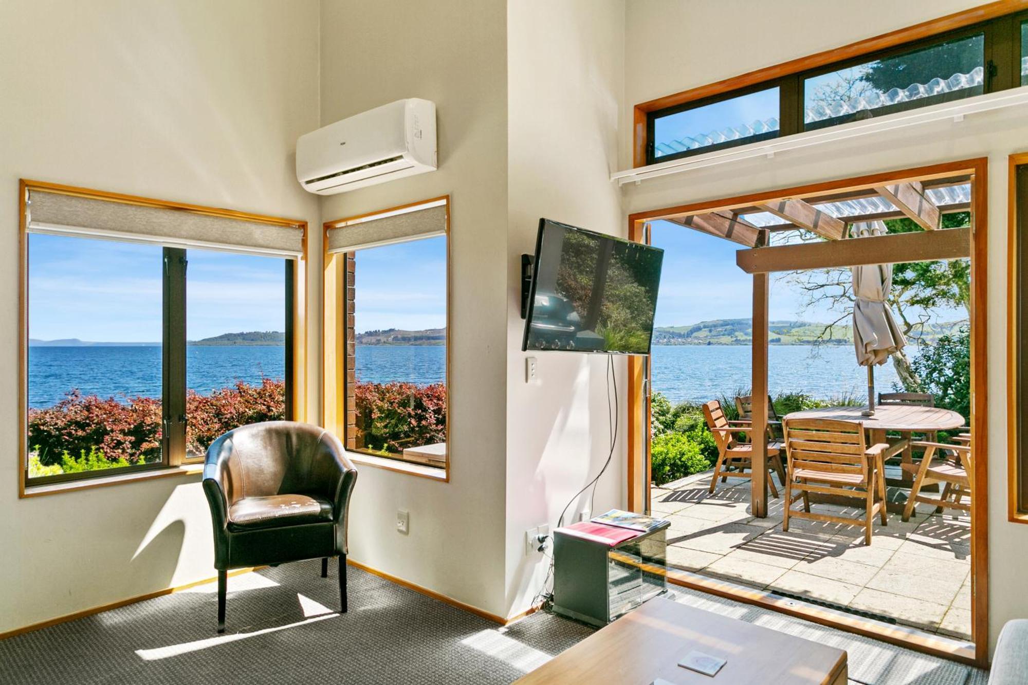 Cascades Lakefront Motel Lago Lago Taupo Esterno foto A room at the Bay of Many Coves