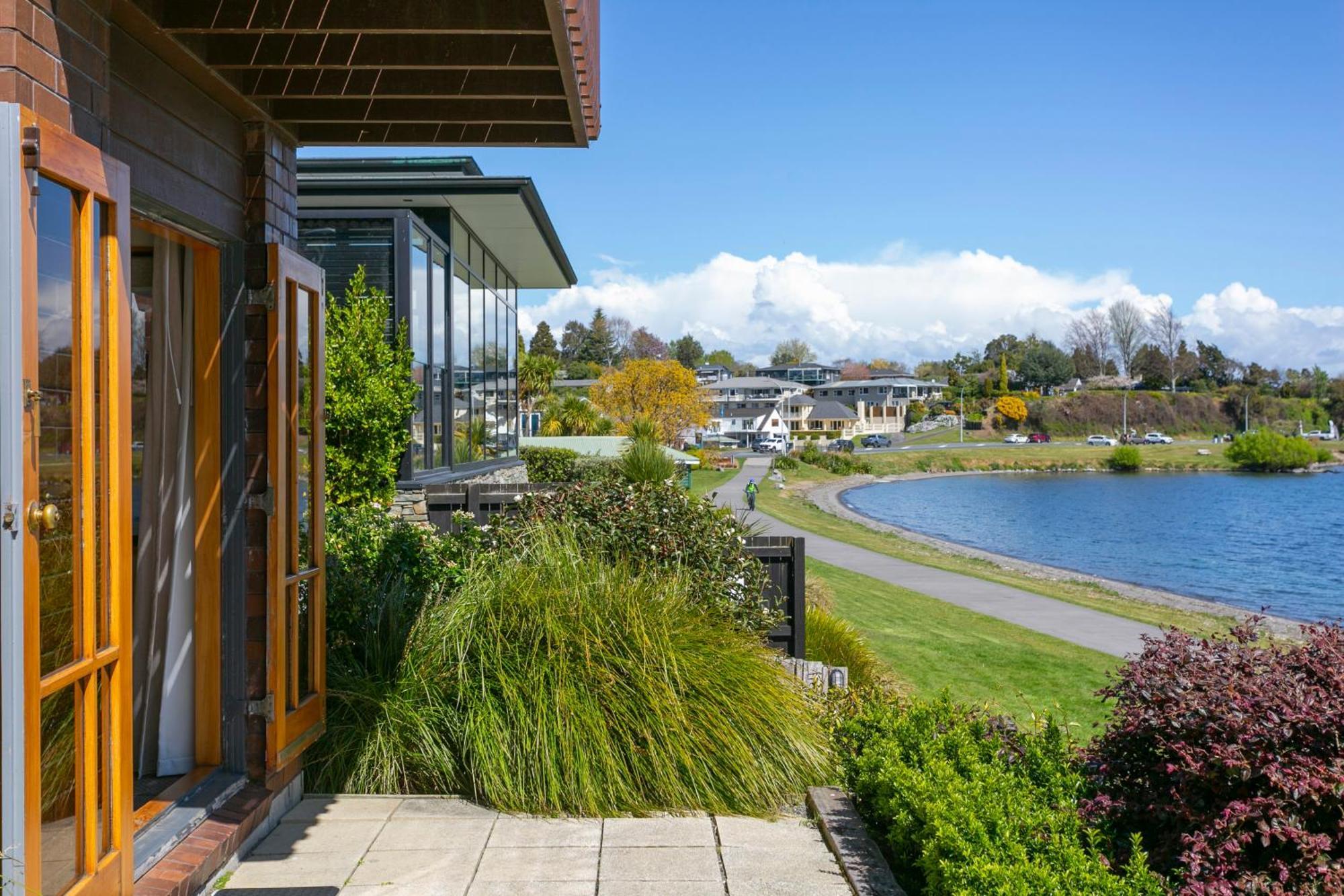 Cascades Lakefront Motel Lago Lago Taupo Esterno foto View of the lake from the library
