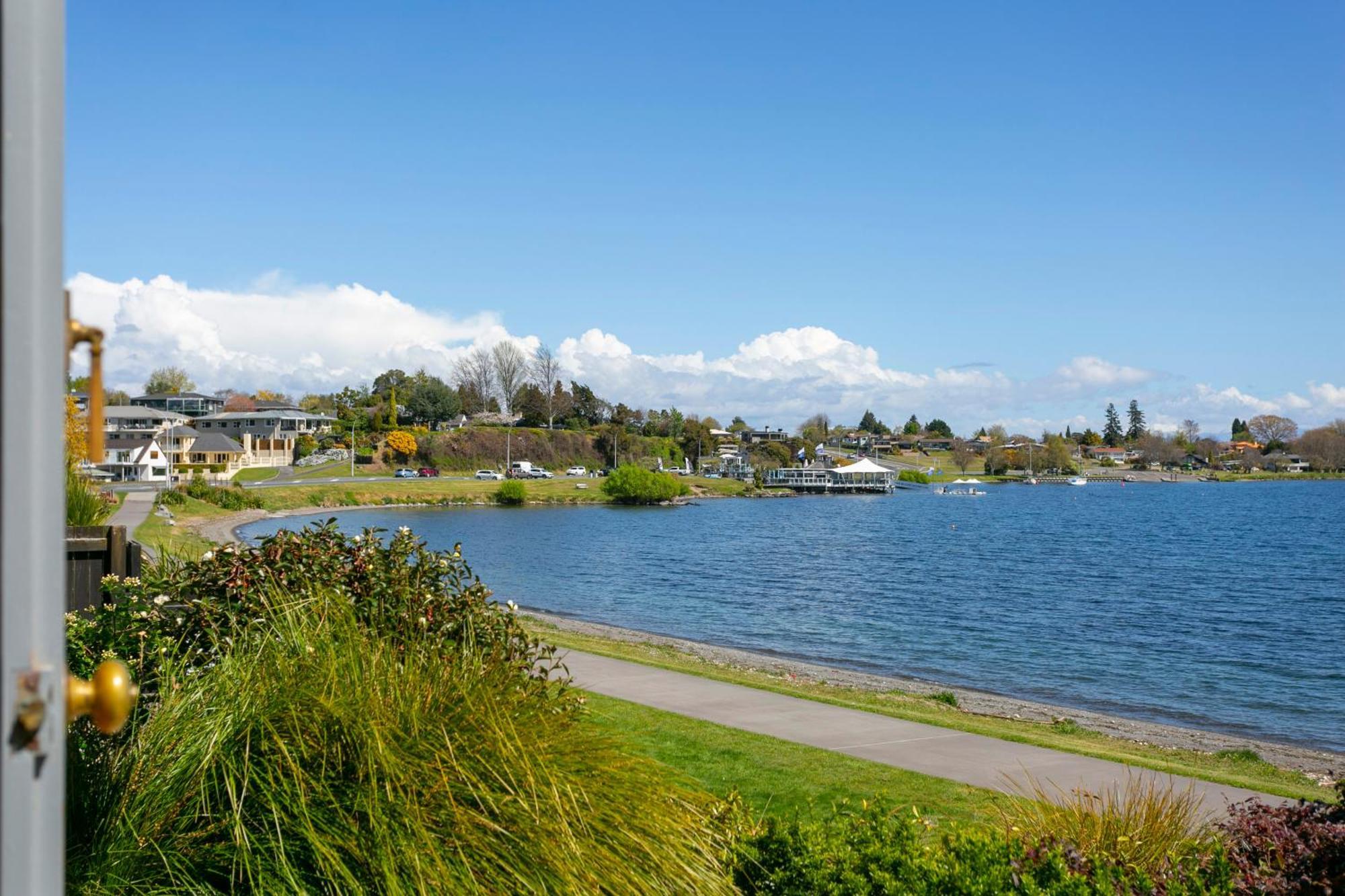Cascades Lakefront Motel Lago Lago Taupo Esterno foto View of Lake Stevens