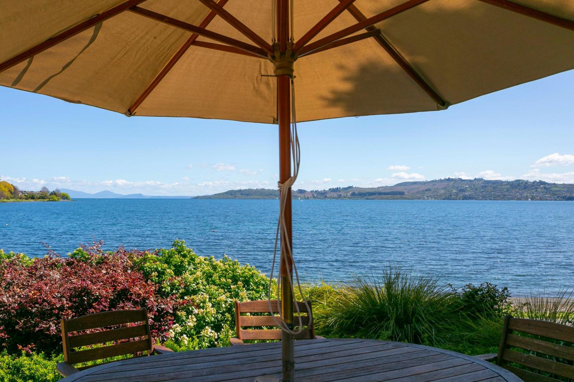 Cascades Lakefront Motel Lago Lago Taupo Esterno foto View of the bay from the town