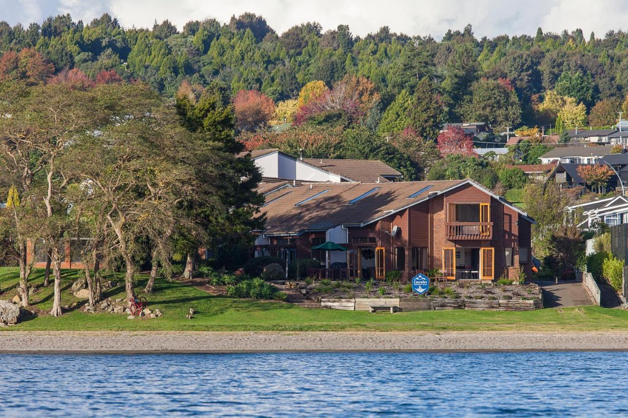Cascades Lakefront Motel Lago Lago Taupo Esterno foto Residential neighborhood on the shore of Lake Stevens